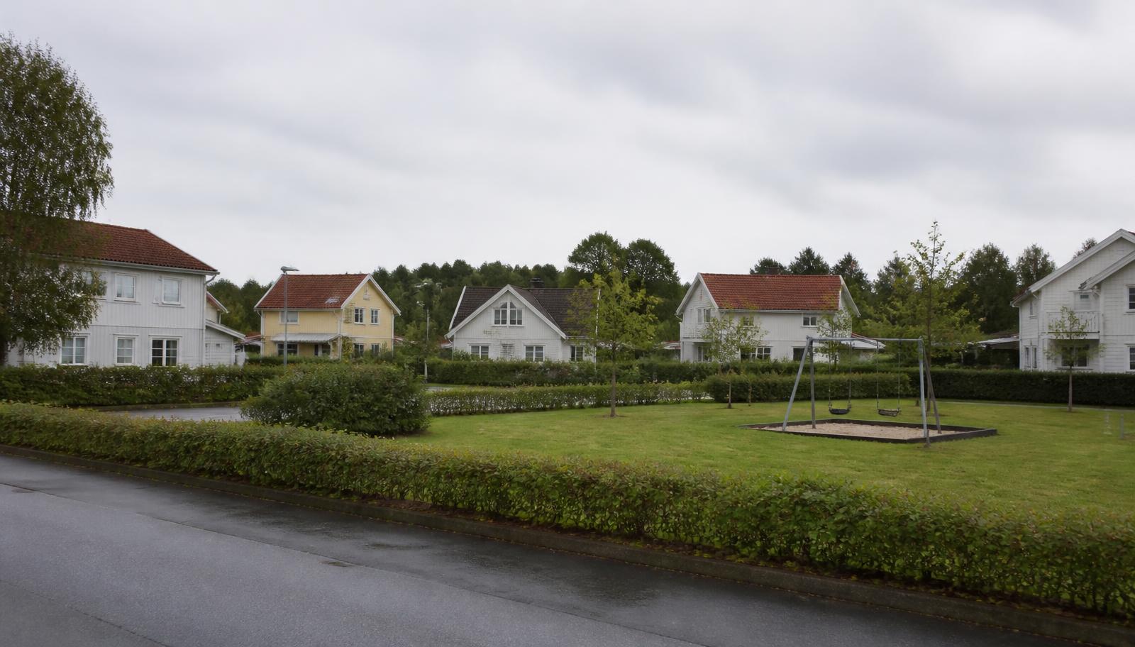 Svenskt villaområde med gemensam grönyta och lekplats